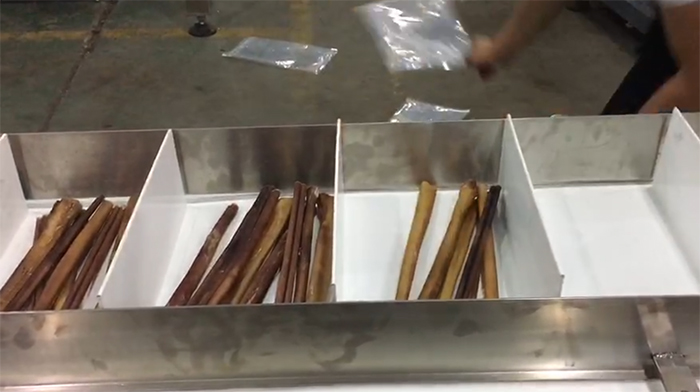 料斗上料颗粒食品包装机 让颗粒物料包装更高效(图1)